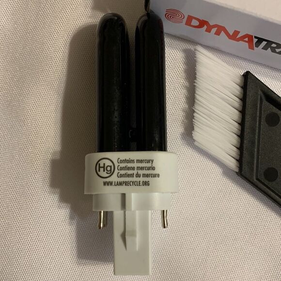 Dynatrap bulbs (two possibly three) & a trap cleaning brush - Picture 2 of 3